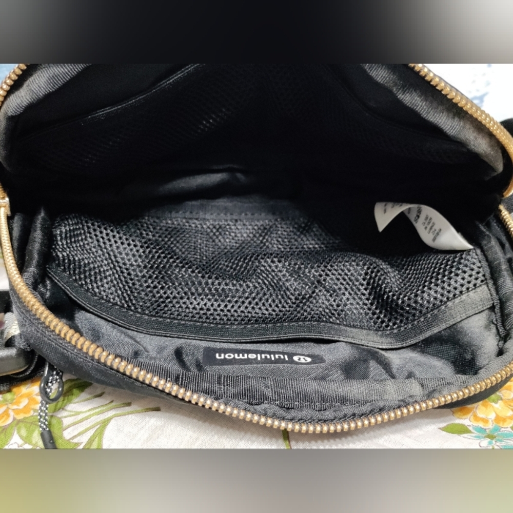 Lululemon Everywhere Belt Bag ✨️(Limited Edition) - Picture 5 of 6